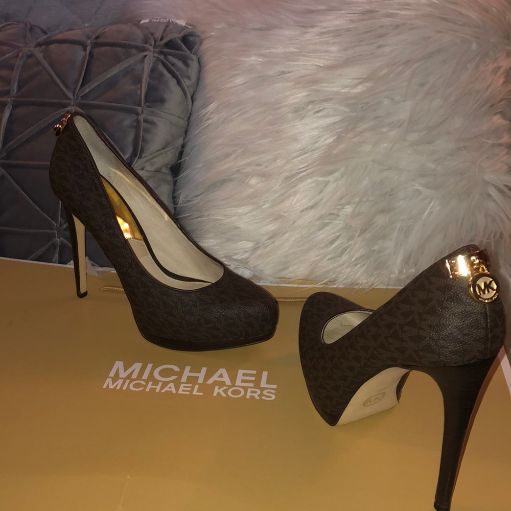 MICHAEL KORS Logo Brown Leather Pump-Stilleto 9